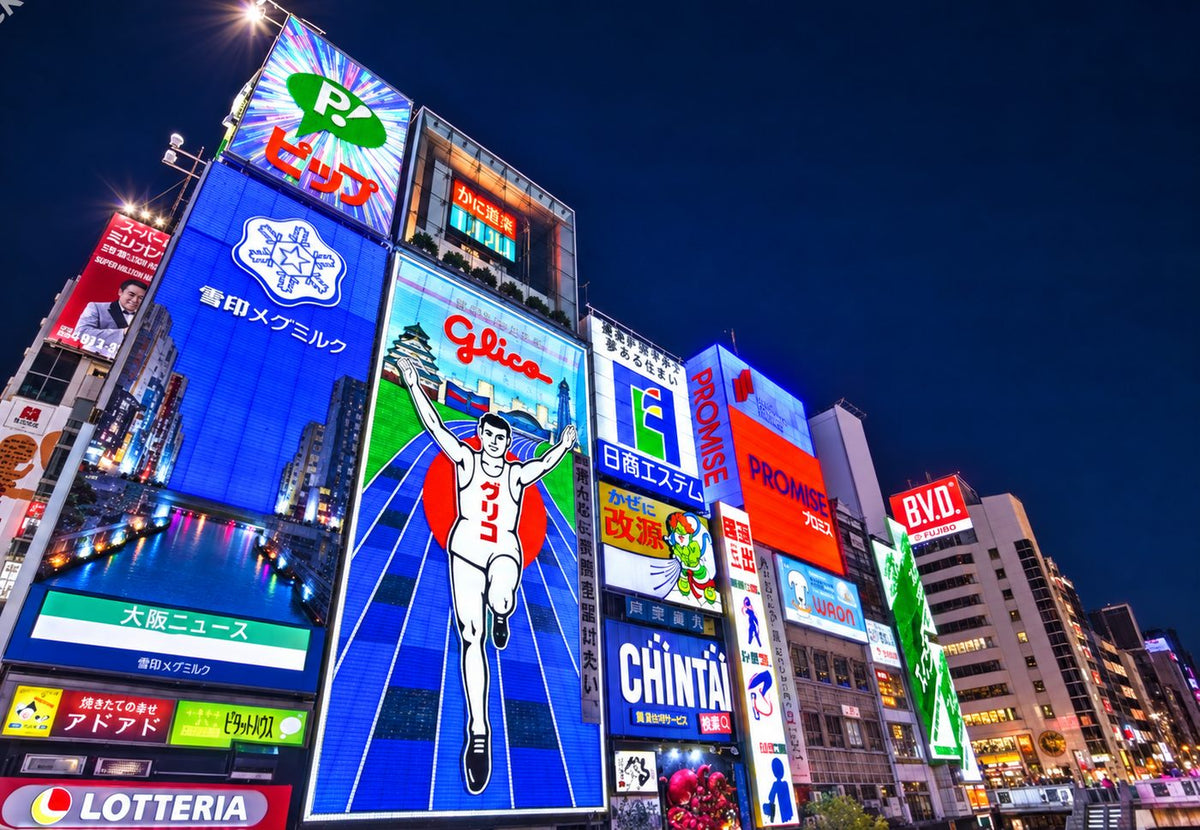 大阪・道頓堀の夜に輝くグリコの看板