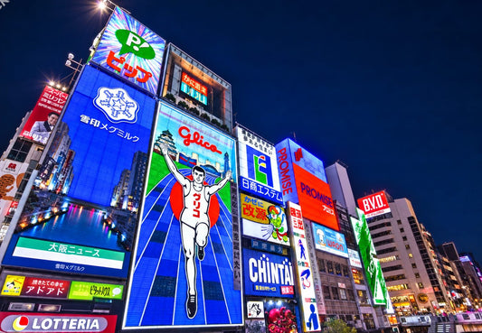 El letrero de neón del corredor de Glico sobre Dotonbori de noche, Osaka