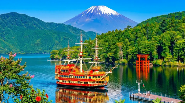 1-day tour to Mount Fuji and Hakone with visits to Lake Yamanaka, Lake Ashinoko, and Owakudani, including a complimentary ride on the Hakone Ropeway