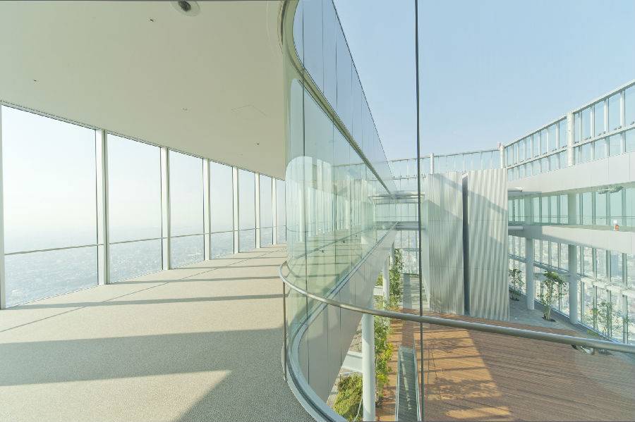 The glass-walled walkway around the HARUKAS 300 observatory