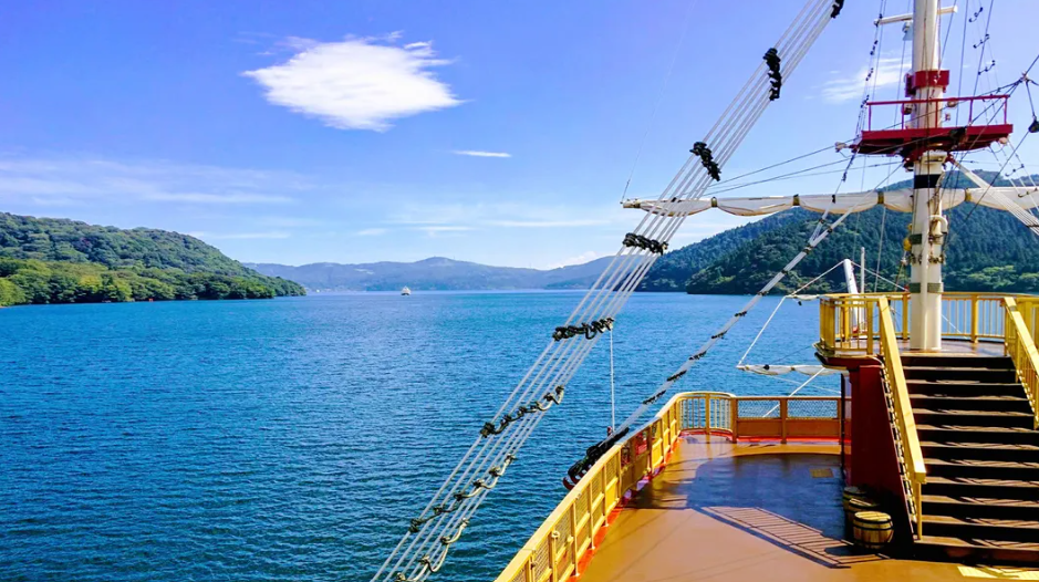1-day tour to Mount Fuji and Hakone with visits to Lake Yamanaka, Lake Ashinoko, and Owakudani, including a complimentary ride on the Hakone Ropeway