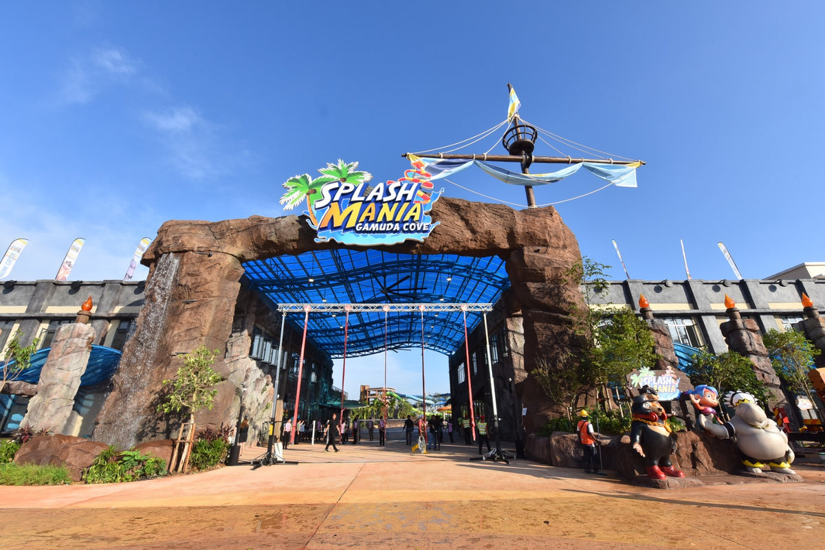 The rock-and-canopy main entrance to SplashMania at Gamuda Cove under a blue sky.