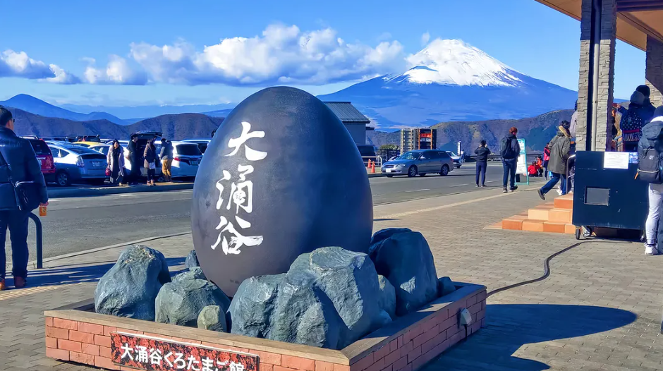 1-day tour to Mount Fuji and Hakone with visits to Lake Yamanaka, Lake Ashinoko, and Owakudani, including a complimentary ride on the Hakone Ropeway