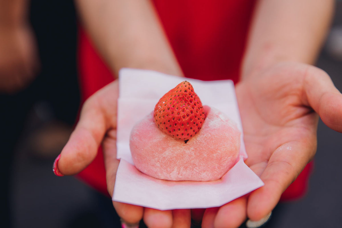 Tsukiji Market Food Tour in Tokyo: Sushi, Street Snacks and Wagashi (English Guide)