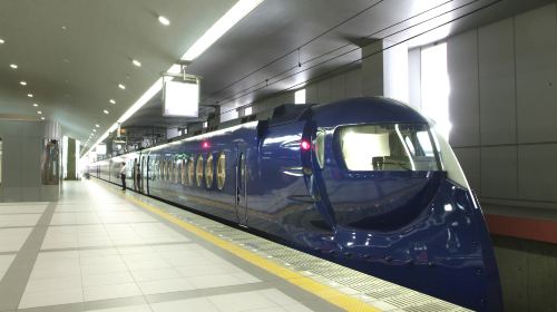 The Rapi:t train alongside the platform, seen down its length
