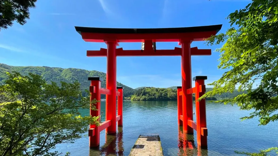 1-day tour to Mount Fuji and Hakone with visits to Lake Yamanaka, Lake Ashinoko, and Owakudani, including a complimentary ride on the Hakone Ropeway